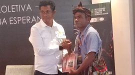 Wakil PM 2 RDTL Mariano Assanami Sabino menerima buku dari Guru SD asal Kab Kupang; foto: dokpri