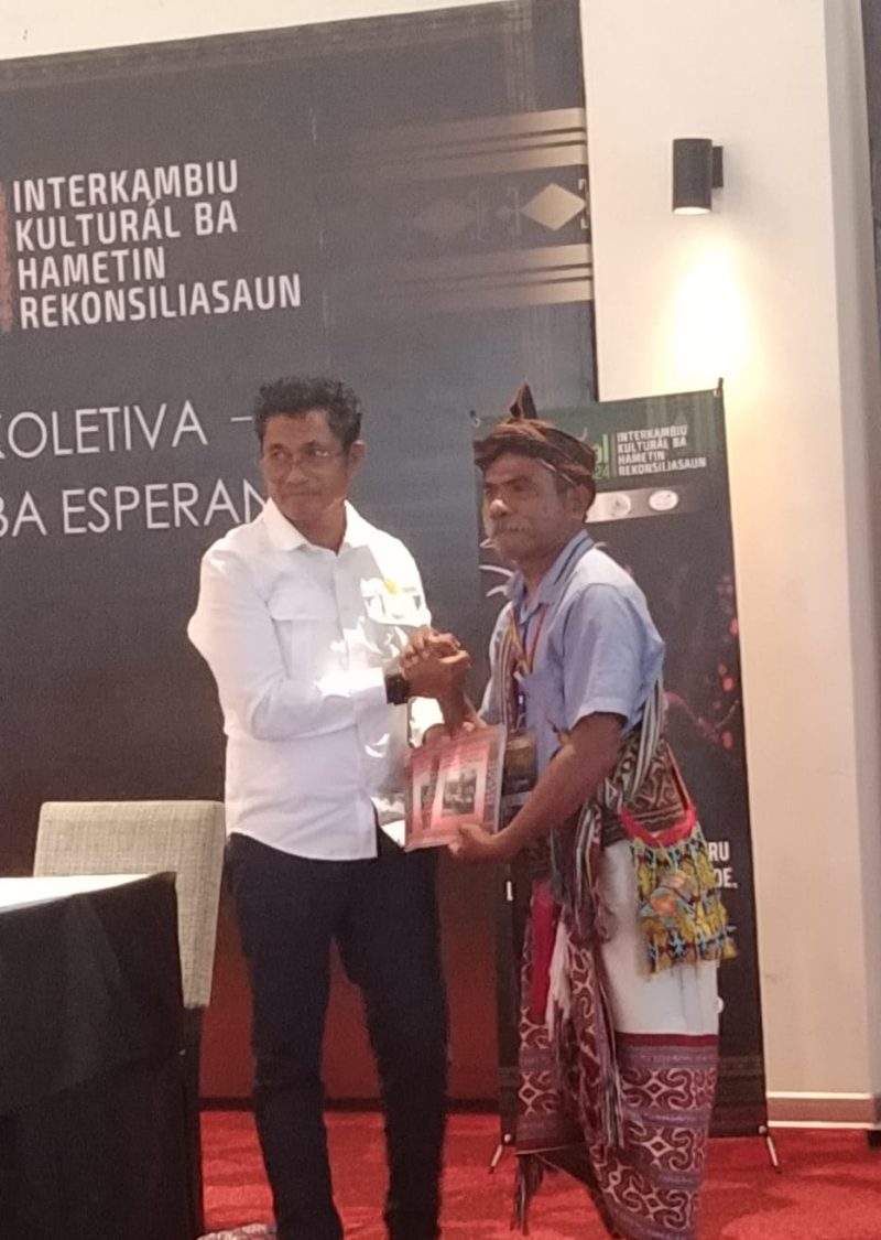 Wakil PM 2 RDTL Mariano Assanami Sabino menerima buku dari Guru SD asal Kab Kupang; foto: dokpri