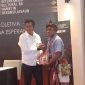 Wakil PM 2 RDTL Mariano Assanami Sabino menerima buku dari Guru SD asal Kab Kupang; foto: dokpri