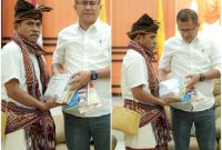 Menyerahkan karya berupa buku kepada Bupati Kupang, foto: dokpri