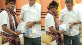 Menyerahkan karya berupa buku kepada Bupati Kupang, foto: dokpri