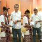Menyerahkan karya berupa buku kepada Bupati Kupang, foto: dokpri