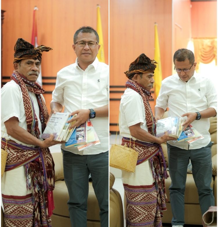 Menyerahkan karya berupa buku kepada Bupati Kupang, foto: dokpri