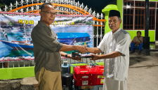 Anggota DPR RI, Usman Husin menyerahkan bantuan mesin perahu untuk kelompok nelayan di Kampung Baru, Kota Waingapu, Sumba Timur.
