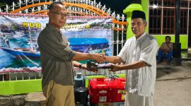 Anggota DPR RI, Usman Husin menyerahkan bantuan mesin perahu untuk kelompok nelayan di Kampung Baru, Kota Waingapu, Sumba Timur.