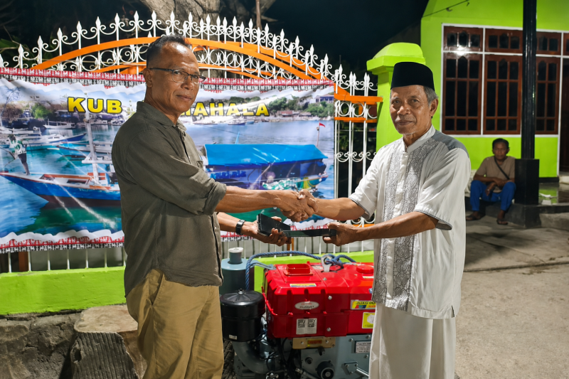 Anggota DPR RI, Usman Husin menyerahkan bantuan mesin perahu untuk kelompok nelayan di Kampung Baru, Kota Waingapu, Sumba Timur.