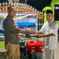 Anggota DPR RI, Usman Husin menyerahkan bantuan mesin perahu untuk kelompok nelayan di Kampung Baru, Kota Waingapu, Sumba Timur.