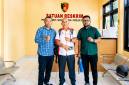 Didampingi kuasa hukumnya, Sekretaris PBVSI Kota Kupang Agustinus Tae memberikan keterangan dan menyerahkan bukti ke penyidik di Polresta Kupang Kota.