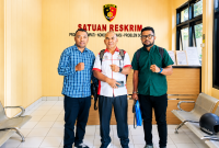Didampingi kuasa hukumnya, Sekretaris PBVSI Kota Kupang Agustinus Tae memberikan keterangan dan menyerahkan bukti ke penyidik di Polresta Kupang Kota.