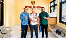 Didampingi kuasa hukumnya, Sekretaris PBVSI Kota Kupang Agustinus Tae memberikan keterangan dan menyerahkan bukti ke penyidik di Polresta Kupang Kota.