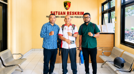Didampingi kuasa hukumnya, Sekretaris PBVSI Kota Kupang Agustinus Tae memberikan keterangan dan menyerahkan bukti ke penyidik di Polresta Kupang Kota.