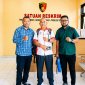 Didampingi kuasa hukumnya, Sekretaris PBVSI Kota Kupang Agustinus Tae memberikan keterangan dan menyerahkan bukti ke penyidik di Polresta Kupang Kota.