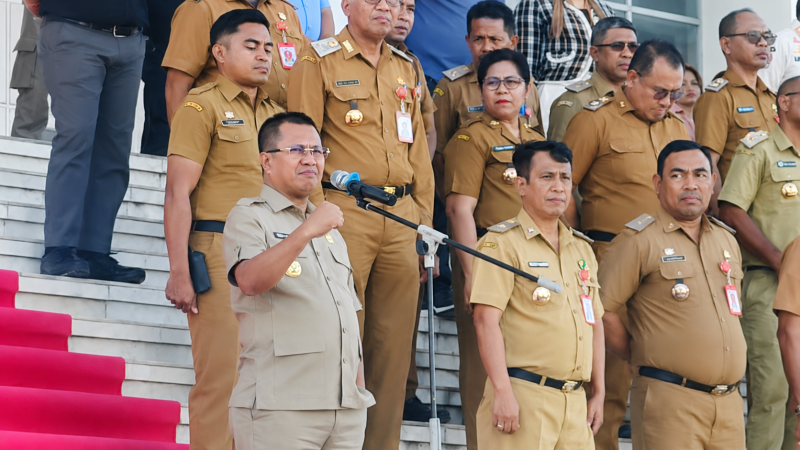 Bupati Kupang, Yosef Lede pimpin Apel Akbar yang diikuti ribuan Aparatur Sipil Negara (ASN), PPPK, camat, dan lurah di halaman Kantor Bupati Kupang.