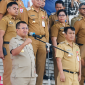Bupati Kupang, Yosef Lede pimpin Apel Akbar yang diikuti ribuan Aparatur Sipil Negara (ASN), PPPK, camat, dan lurah di halaman Kantor Bupati Kupang.