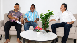 Kuasa hukum CV Karya Bangun Mandiri, Bernat Anin dan Ferdi Boimau, sedang memberikan penjelasan kepada media didampingi kliennya.