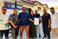 Pengurus PBVSI Kota Kupang bersama tim kuasa hukum usai membuat laporan polisi di Polresta Kupang Kota.