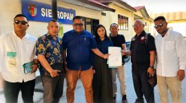 Pengurus PBVSI Kota Kupang bersama tim kuasa hukum usai membuat laporan polisi di Polresta Kupang Kota.
