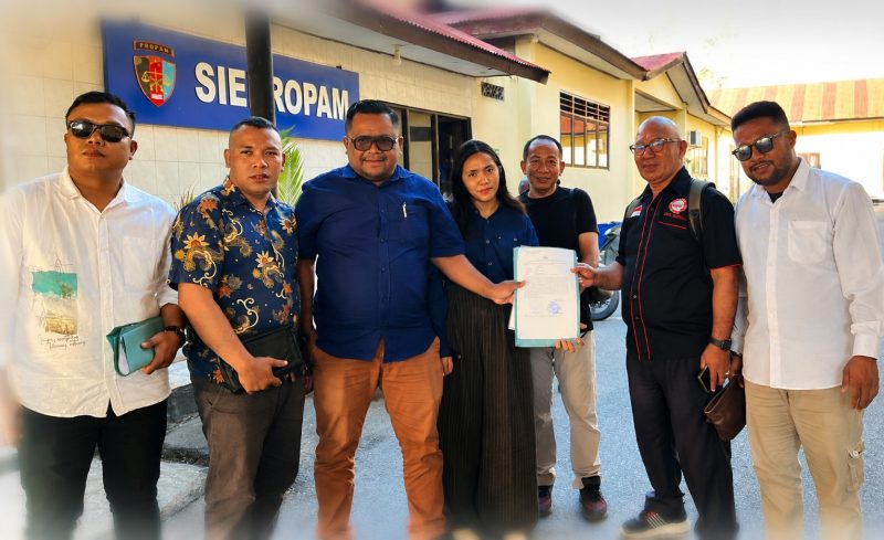 Pengurus PBVSI Kota Kupang bersama tim kuasa hukum usai membuat laporan polisi di Polresta Kupang Kota.