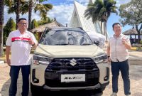 Foto: General Manager PT. Suzuki Indomobil Sales, Fredy Prijatna (kiri), bersama Branch Manager Theo Pareira berpose di samping Suzuki XL7 Alpha Hybrid saat peluncuran dan promosi kendaraan ramah lingkungan tersebut. Mobil hybrid ini menjadi salah satu andalan Suzuki yang mengusung efisiensi bahan bakar, teknologi modern, serta kenyamanan bagi keluarga Indonesia.