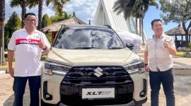 Foto: General Manager PT. Suzuki Indomobil Sales, Fredy Prijatna (kiri), bersama Branch Manager Theo Pareira berpose di samping Suzuki XL7 Alpha Hybrid saat peluncuran dan promosi kendaraan ramah lingkungan tersebut. Mobil hybrid ini menjadi salah satu andalan Suzuki yang mengusung efisiensi bahan bakar, teknologi modern, serta kenyamanan bagi keluarga Indonesia.