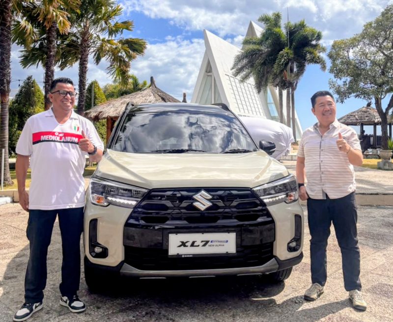 Foto: General Manager PT. Suzuki Indomobil Sales, Fredy Prijatna (kiri), bersama Branch Manager Theo Pareira berpose di samping Suzuki XL7 Alpha Hybrid saat peluncuran dan promosi kendaraan ramah lingkungan tersebut. Mobil hybrid ini menjadi salah satu andalan Suzuki yang mengusung efisiensi bahan bakar, teknologi modern, serta kenyamanan bagi keluarga Indonesia.