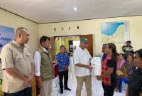 Usman Husin menghadiri dan ikut menyalurkan bantuan pangan di Kota Kupang, Senin (14/9/2026).