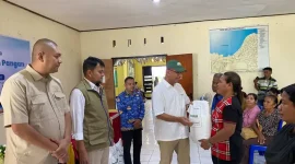 Usman Husin menghadiri dan ikut menyalurkan bantuan pangan di Kota Kupang, Senin (14/9/2026).