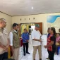 Usman Husin menghadiri dan ikut menyalurkan bantuan pangan di Kota Kupang, Senin (14/9/2026).