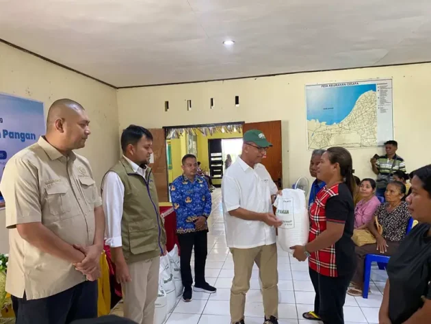 Usman Husin menghadiri dan ikut menyalurkan bantuan pangan di Kota Kupang, Senin (14/9/2026).