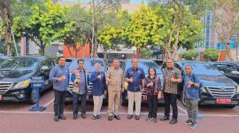 Bupati Kupang Yosef Lede bersama jajarannya saat menerima dukungan fasilitas dari Kementerian Keuangan untuk meningkatkan pelayanan kepada masyarakat Kabupaten Kupang. 