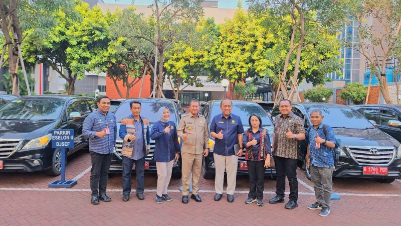 Bupati Kupang Yosef Lede bersama jajarannya saat menerima dukungan fasilitas dari Kementerian Keuangan untuk meningkatkan pelayanan kepada masyarakat Kabupaten Kupang. 