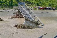 Suasana di Jembatan Talmanu' (Termanu) saat banjir; gambar ilustrasi oleh GeminiAI