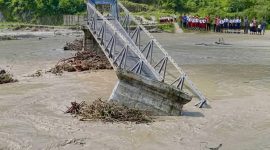 Suasana di Jembatan Talmanu' (Termanu) saat banjir; gambar ilustrasi oleh GeminiAI