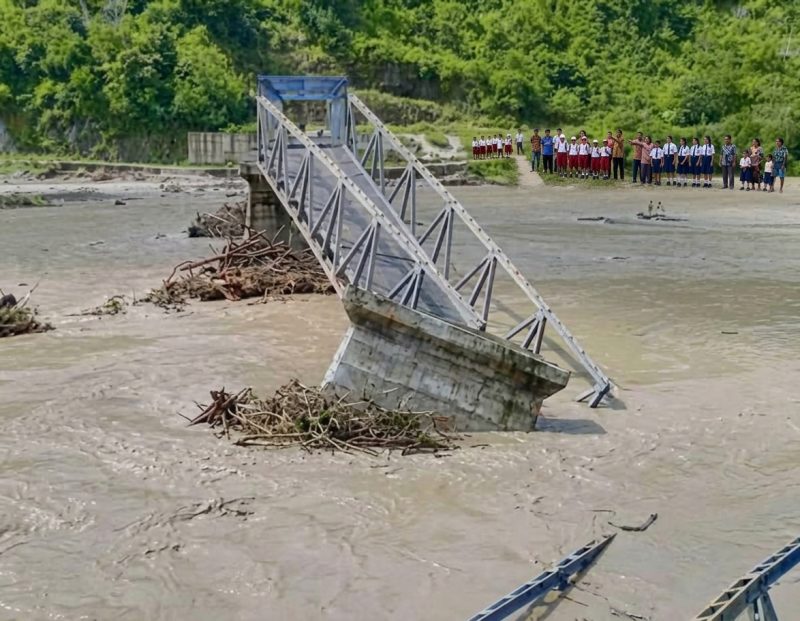 Suasana di Jembatan Talmanu' (Termanu) saat banjir; gambar ilustrasi oleh GeminiAI