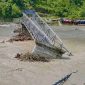 Suasana di Jembatan Talmanu' (Termanu) saat banjir; gambar ilustrasi oleh GeminiAI