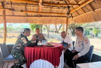 Kapolres Kupang AKBP Adhitya Oktorio Putra, S.I.K. bersama Danyonif 743/PSY Naibonat Letkol Inf. Hery Mujiono saat berdiskusi memperkuat soliditas TNI–Polri di Kabupaten Kupang.