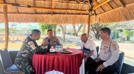 Kapolres Kupang AKBP Adhitya Oktorio Putra, S.I.K. bersama Danyonif 743/PSY Naibonat Letkol Inf. Hery Mujiono saat berdiskusi memperkuat soliditas TNI–Polri di Kabupaten Kupang.
