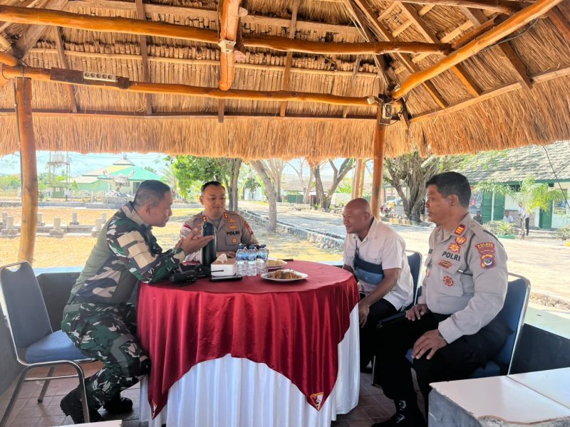 Kapolres Kupang AKBP Adhitya Oktorio Putra, S.I.K. bersama Danyonif 743/PSY Naibonat Letkol Inf. Hery Mujiono saat berdiskusi memperkuat soliditas TNI–Polri di Kabupaten Kupang.