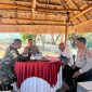 Kapolres Kupang AKBP Adhitya Oktorio Putra, S.I.K. bersama Danyonif 743/PSY Naibonat Letkol Inf. Hery Mujiono saat berdiskusi memperkuat soliditas TNI–Polri di Kabupaten Kupang.