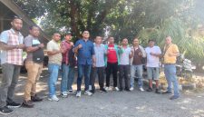 Forum Wartawan NTT foto bersama usai pertemuan.