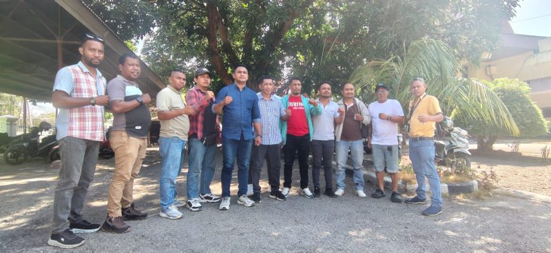 Forum Wartawan NTT foto bersama usai pertemuan.