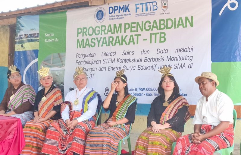Prof. Ir. Endra Joelianto, Ph.D dan tim didampingi Pembina Yayasan