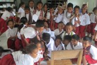 Murid melihat sesuatu pada benda baru; foto: Roni