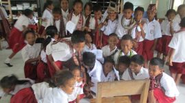 Murid melihat sesuatu pada benda baru; foto: Roni