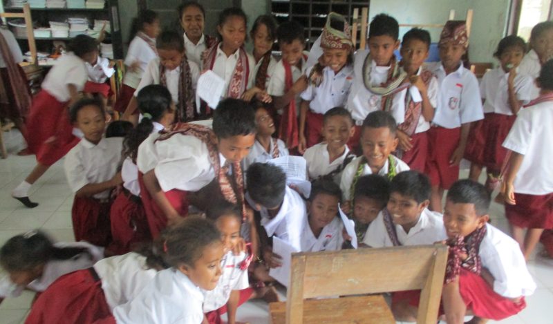 Murid melihat sesuatu pada benda baru; foto: Roni