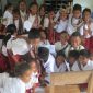 Murid melihat sesuatu pada benda baru; foto: Roni