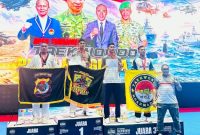 Nampak atlet Taekwondo Polda NTT kibarkan bendera berlogo Polda NTT saat naik ke podium juara.