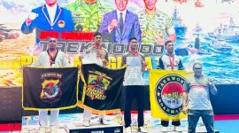 Nampak atlet Taekwondo Polda NTT kibarkan bendera berlogo Polda NTT saat naik ke podium juara.