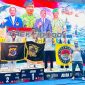 Nampak atlet Taekwondo Polda NTT kibarkan bendera berlogo Polda NTT saat naik ke podium juara.