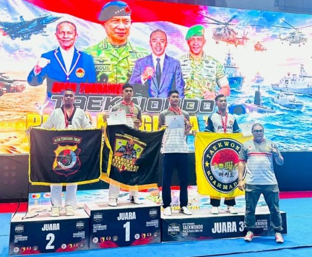 Nampak atlet Taekwondo Polda NTT kibarkan bendera berlogo Polda NTT saat naik ke podium juara.